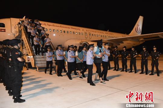 犯罪嫌疑人乘機(jī)抵達(dá)成都?！“苍?攝