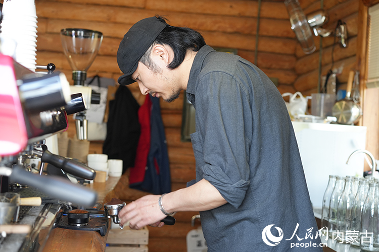 喻曉在小木屋中制作咖啡。人民網(wǎng)記者 李睿攝