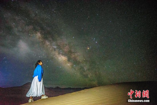 圖為6月20日晚，游客在西藏阿里暗夜公園與銀河“合影”。曹枝清 攝