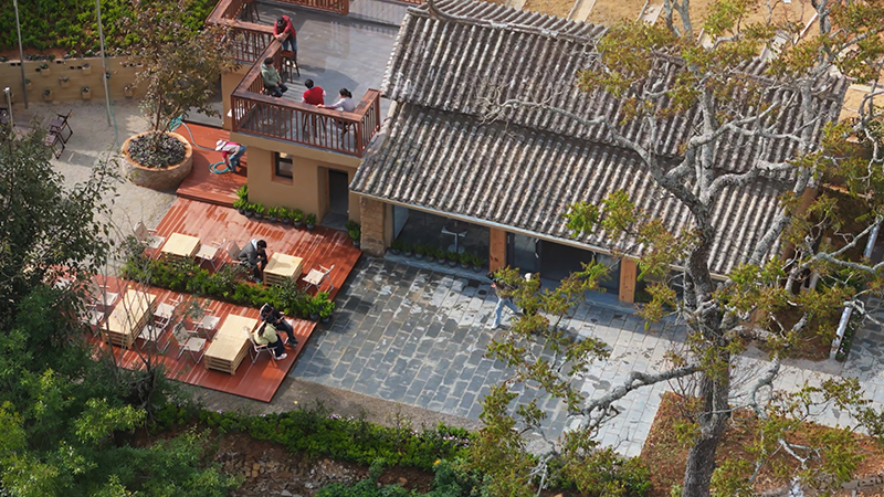 【4】曼海村鄉(xiāng)村共創(chuàng)的咖啡書(shū)吧小院。陶思源-攝