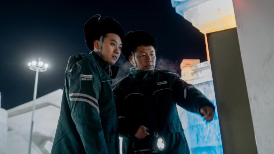 長(zhǎng)春市冰雪新天地園區(qū)內(nèi)，長(zhǎng)春市雙陽區(qū)供電公司工作人員正在檢查低壓配電箱。新華社記者 段續(xù) 攝