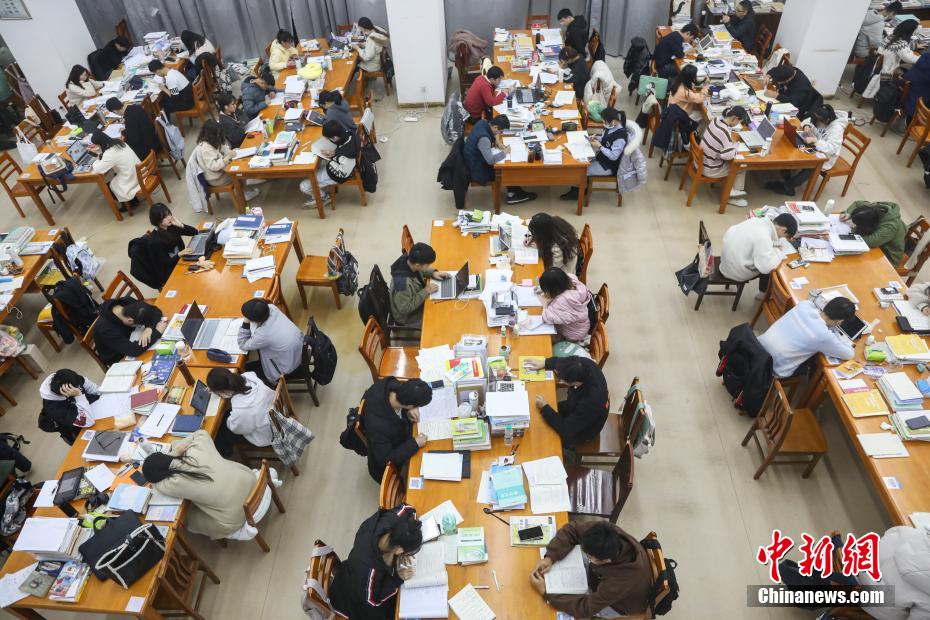 資料圖：眾多考研學(xué)生在南昌大學(xué)圖書館的自習(xí)室內(nèi)復(fù)習(xí)備考。 劉力鑫 攝