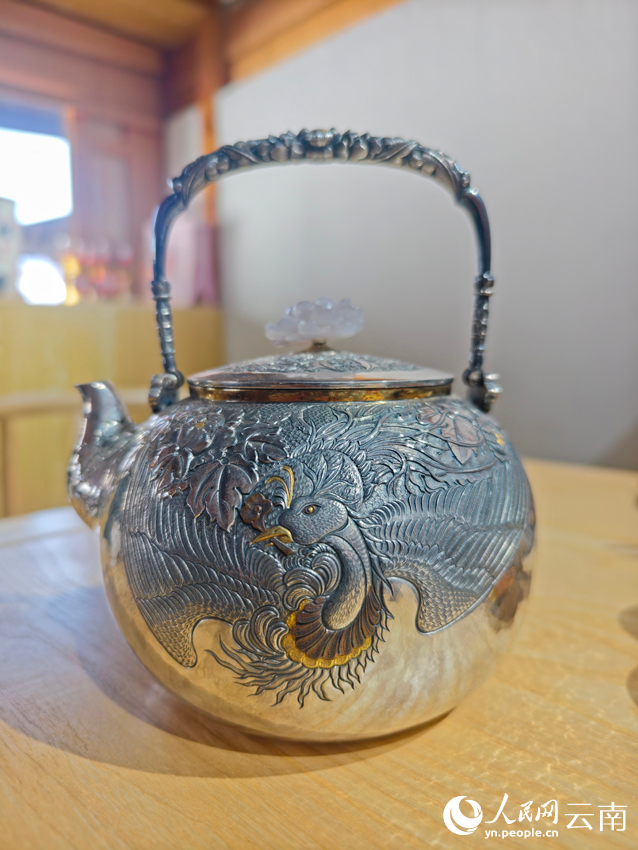 李耀華制作的銀壺。人民網(wǎng)記者 符皓攝