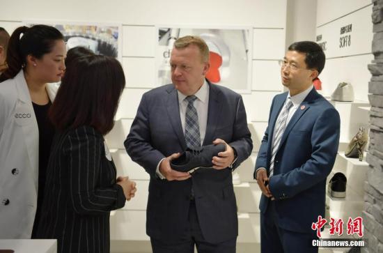 5月2日，丹麥?zhǔn)紫嗬鼓律构涮爬?，走進(jìn)1963年創(chuàng)立于丹麥的“愛(ài)步”鞋類品牌店了解情況。當(dāng)日，應(yīng)中國(guó)國(guó)務(wù)院總理李克強(qiáng)邀請(qǐng)，丹麥?zhǔn)紫嗬鼓律D行抵達(dá)中國(guó)成都，開(kāi)始對(duì)中國(guó)進(jìn)行正式訪問(wèn)，拉斯穆森此訪系其2015年當(dāng)選首相以來(lái)首次訪華，其訪問(wèn)首站就來(lái)到四川成都。 <a target='_blank'  _fcksavedurl='http://www.chinanews.com/'></table>中新社</a>記者 劉忠俊 攝