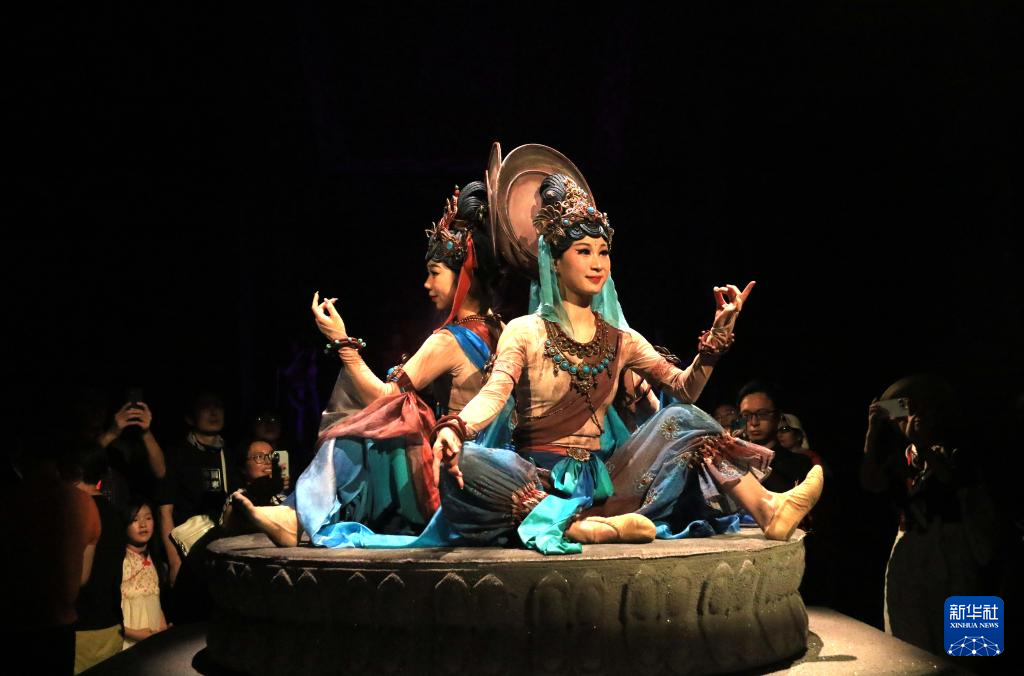 8月5日晚，游客在甘肅省敦煌市觀看大型洞窟式沉浸體驗劇《樂動敦煌》。 新華社發(fā)（張曉亮 攝）