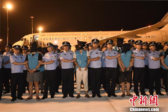 被押解回蓉的犯罪嫌疑人。　安源 攝