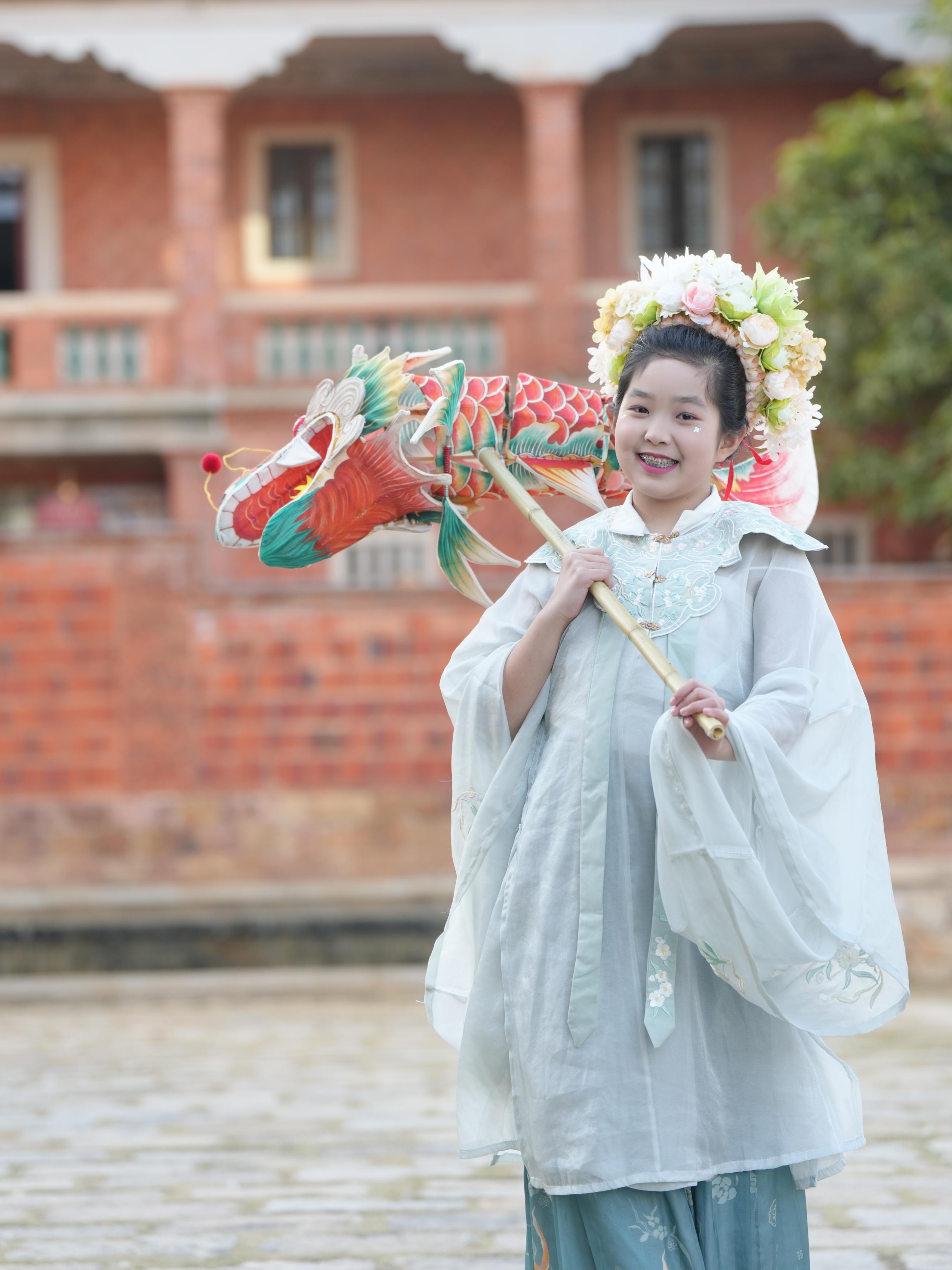 在泉州，沈女士為女兒拍下頭戴簪花的照片。受訪者供圖