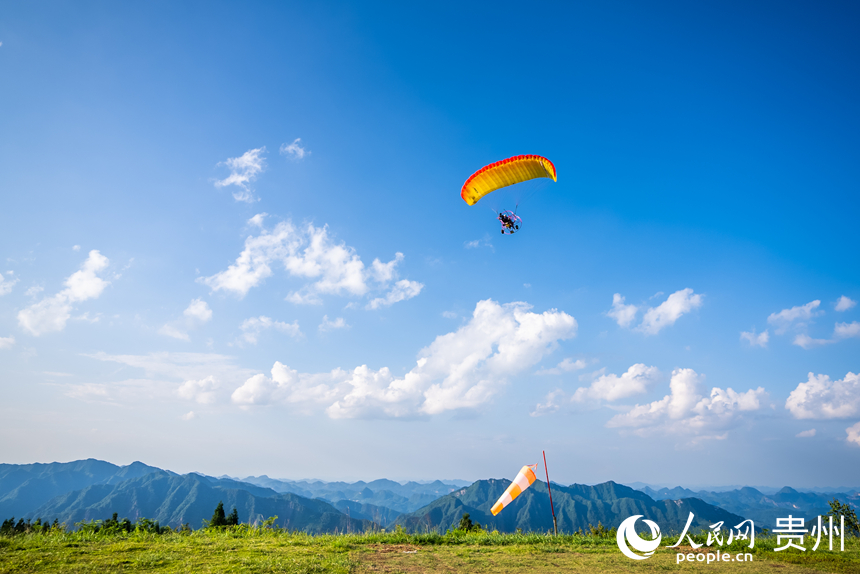 游客在野玉海飛行營地乘動力滑翔傘體驗云端觀景。人民網(wǎng)記者 涂敏攝