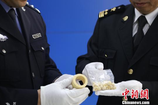 海關(guān)工作人員查獲象牙制品?！□U曉康 攝