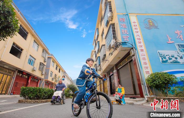 溪邳村一角?！菓c堂 攝