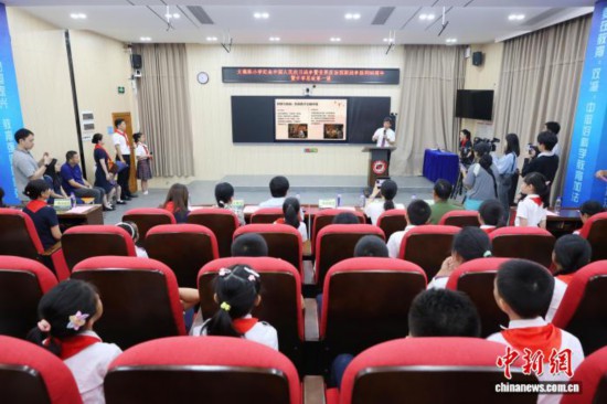 廣州中醫(yī)藥大學副校長、廣東省中醫(yī)院院長張忠德向學生講述“抗戰(zhàn)中的中醫(yī)藥”。吳遠團 攝