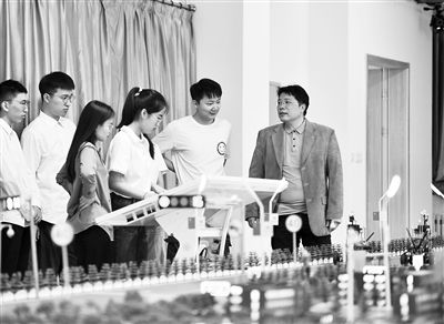 圖為天津大學智能與計算學部教師在沙盤教室內(nèi)給學生講授智能駕駛等方面的內(nèi)容。 新華社記者 趙子碩攝