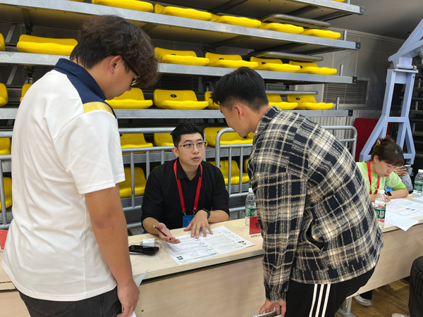 招聘會(huì)上，老師為畢業(yè)生開展就業(yè)指導(dǎo)。校方供圖