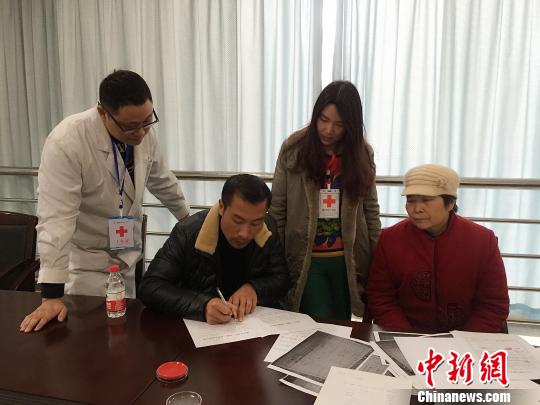 小月的父親和奶奶填寫遺體和器官捐獻志愿書。重慶紅會供圖