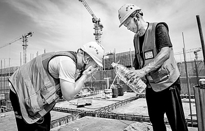 近日，多地迎來(lái)高溫天氣，圖為中鐵十二局工人在河北雄安新區(qū)大河片區(qū)安置房項(xiàng)目建設(shè)現(xiàn)場(chǎng)洗臉解暑。 新華社發(fā)