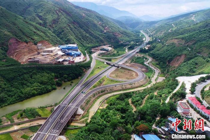 圖為航拍元江至蔓耗高速公路紅河段。云南建投集團(tuán)供圖