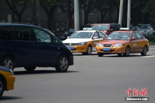 資料圖：行駛在路上的傳統(tǒng)出租車。<a target='_blank'  _fcksavedurl='http://www.chinanews.com/' ></table>中新網(wǎng)</a>記者 金碩 攝