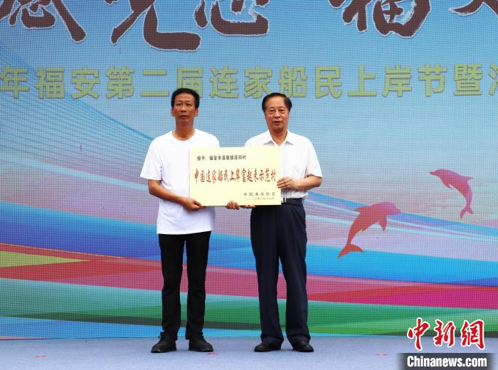 溪邳村獲“中國(guó)連家船民上岸富起來(lái)示范村”榮譽(yù)稱(chēng)號(hào)?！×珠派?攝