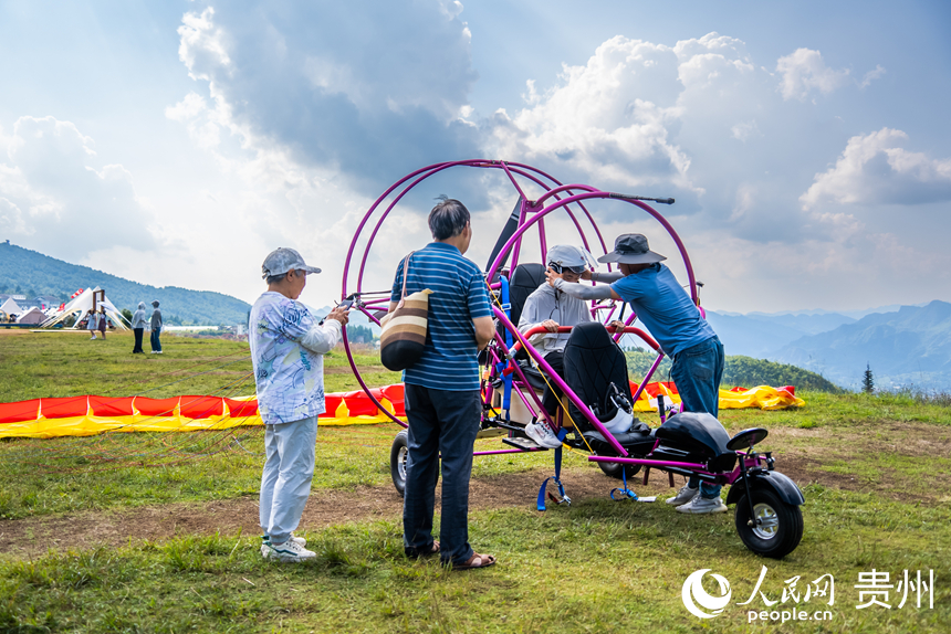 游客在野玉海飛行營地解鎖山地新玩法。人民網(wǎng)記者 涂敏攝