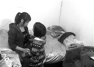 小梅現(xiàn)在只身帶著女兒，生活困難 圖片來(lái)源：溫州網(wǎng)