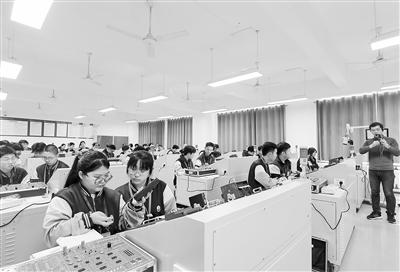 保定市職業(yè)技術(shù)教育中心職普融通實驗班的學(xué)生在上電工技術(shù)課。陳汝健攝