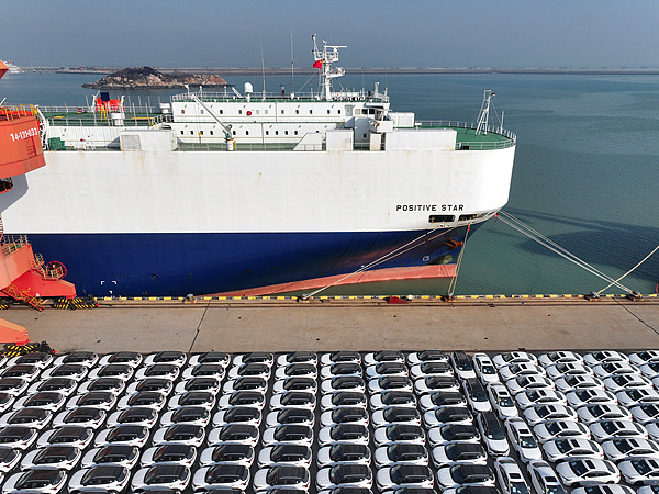 在江蘇省連云港，中國(guó)生產(chǎn)的汽車正加緊裝船出口海外。