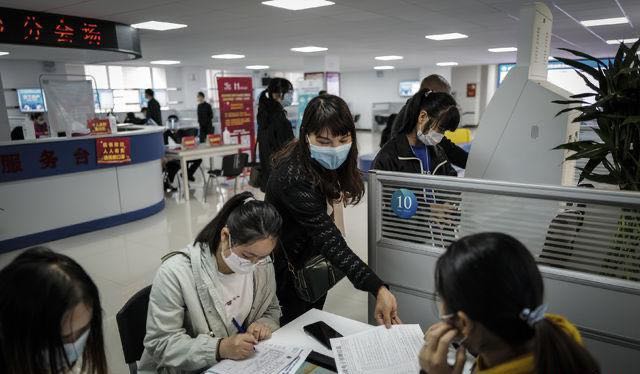 武漢市舉辦2020年首場(chǎng)現(xiàn)場(chǎng)招聘會(huì)。 圖片來源 中國青年報(bào)