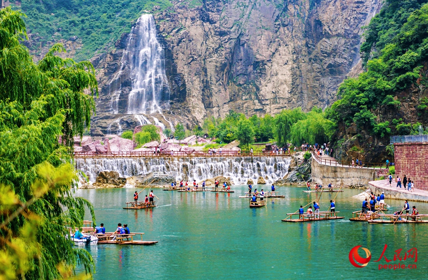 泛舟水上，成為酷熱夏季的一個(gè)避暑良方。人民網(wǎng)記者 王佩攝