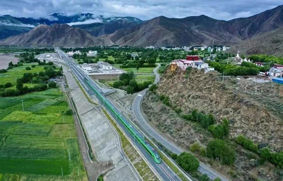 ?高原動(dòng)集動(dòng)車組。中國(guó)中車供圖。