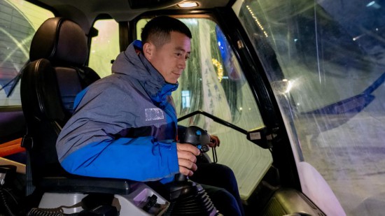 吉林市松花湖滑雪度假區(qū)內(nèi)，工作人員正駕駛壓雪車平整雪道。新華社記者 唐成卓 攝