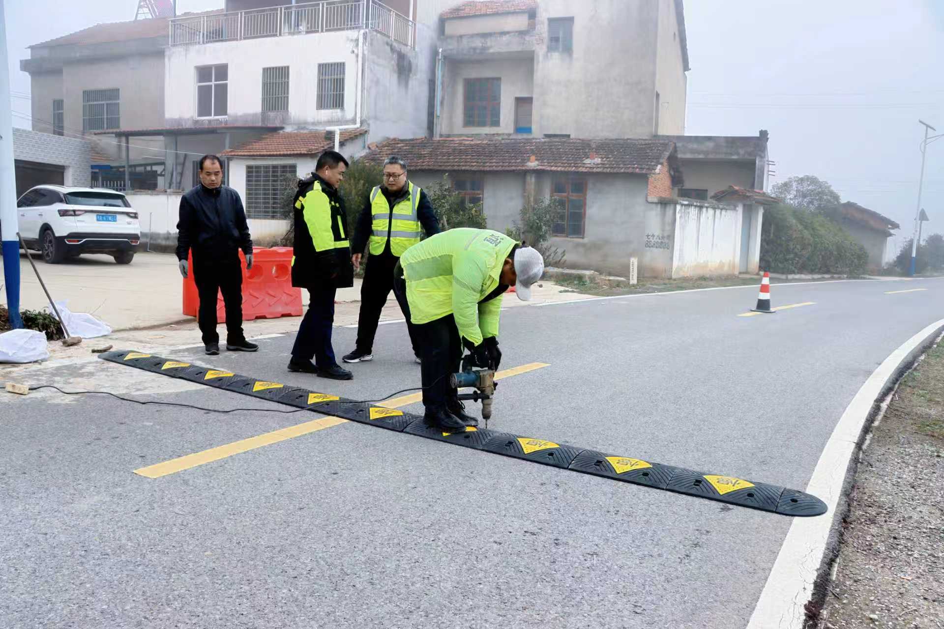 養(yǎng)護工對農(nóng)村公路進行日常巡查、養(yǎng)護。受訪方供圖