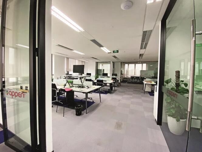 疫情期間,某人工智能公司組織遠(yuǎn)程辦公,辦公室空無一人。 圖片來源 中新網(wǎng)