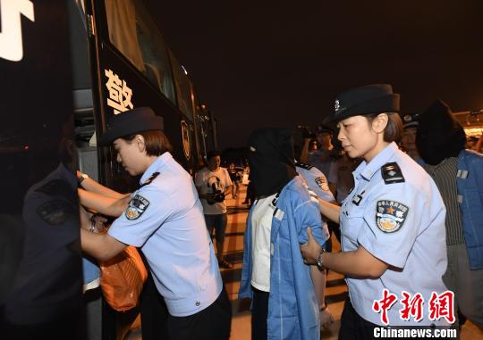 犯罪嫌疑人被押上押解車?！“苍?攝