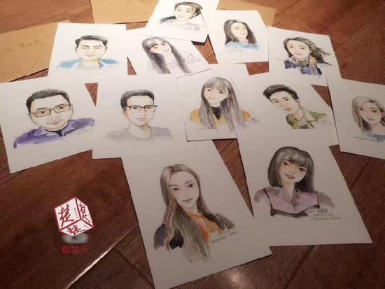 像不像？大學老師為全班畢業(yè)生畫肖像