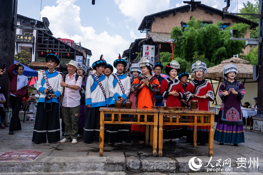 海坪文化小鎮(zhèn)里熱情的彝家“攔門酒”。人民網(wǎng)記者 涂敏攝