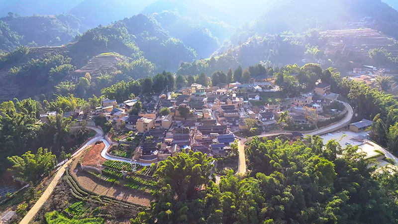 【1】曼海村全景。陶思源-攝