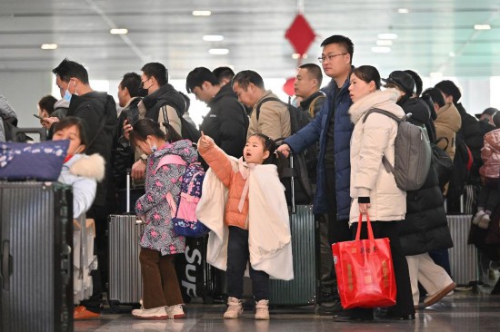 2月3日，家長帶領(lǐng)小朋友在北京豐臺站排隊檢票。新華社記者 宋為偉 攝