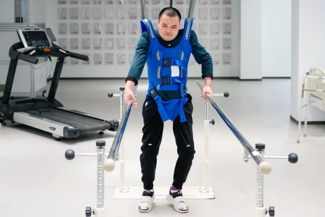 在術(shù)后第14天，患者依靠自身運動意圖行走。復(fù)旦大學(xué)供圖