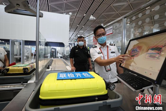 6月25日，在?？诿捞m國際機(jī)場T2航站樓，工作人員對完成改造的設(shè)備進(jìn)行模擬測試?！∈Y啟明 攝