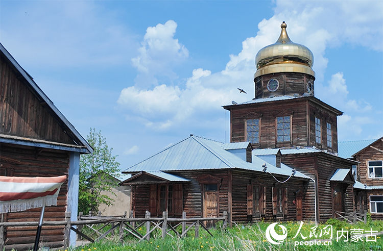 頗具特色的“木刻楞”房屋。人民網(wǎng)記者 齊浩男攝