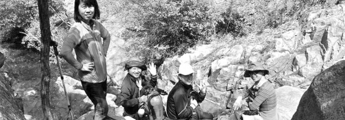 近日，資深驢友隨哥組織驢友到濟(jì)南仲宮太甲山游玩。圖為驢友正在山路上休息。隨哥供圖