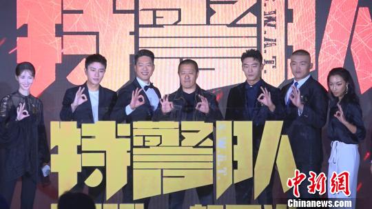 由導(dǎo)演丁晟所帶來(lái)的《特警隊(duì)》集結(jié)了凌瀟肅、賈乃亮、金晨等實(shí)力派演員?！】涤裾?攝