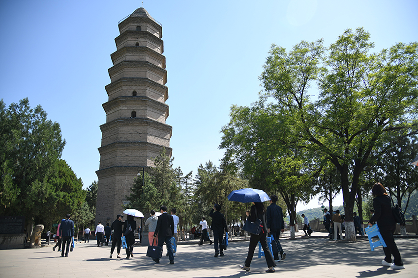 圖為2024年5月7日，游客在延安寶塔山參觀。 新華社記者 張博文 攝