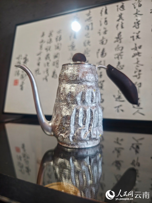 李杰加工制作的銀壺。人民網(wǎng)記者 符皓攝