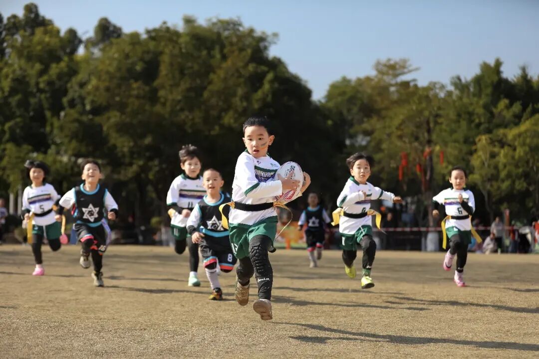 福建省福州市兒童公園，幼兒組隊員正在進行橄欖球比賽。謝貴明攝（人民視覺）
