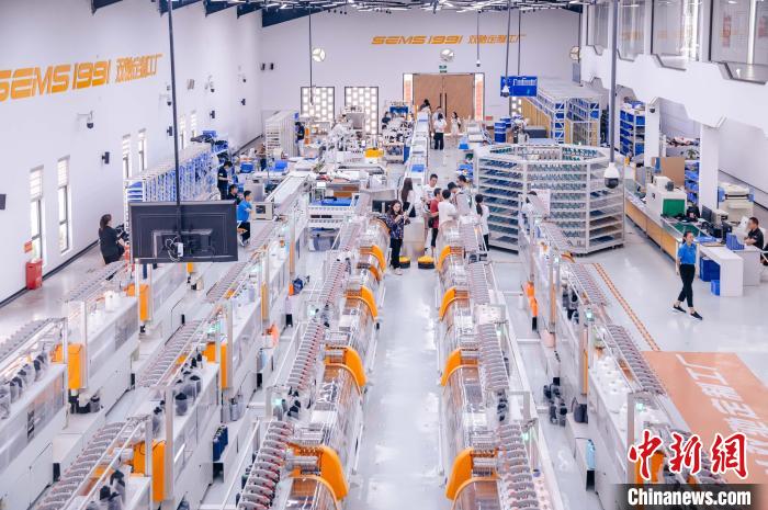 “高質(zhì)量發(fā)展調(diào)研行”主題采訪活動來到福建莆田雙馳鞋業(yè)個性化定制示范工廠。　李南軒 攝