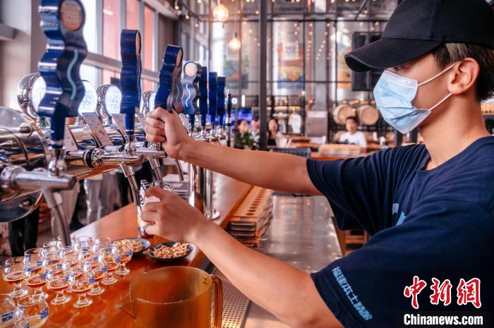 圖為百威雪津啤酒莆田基地工作人員正在打酒?！±钅宪?攝